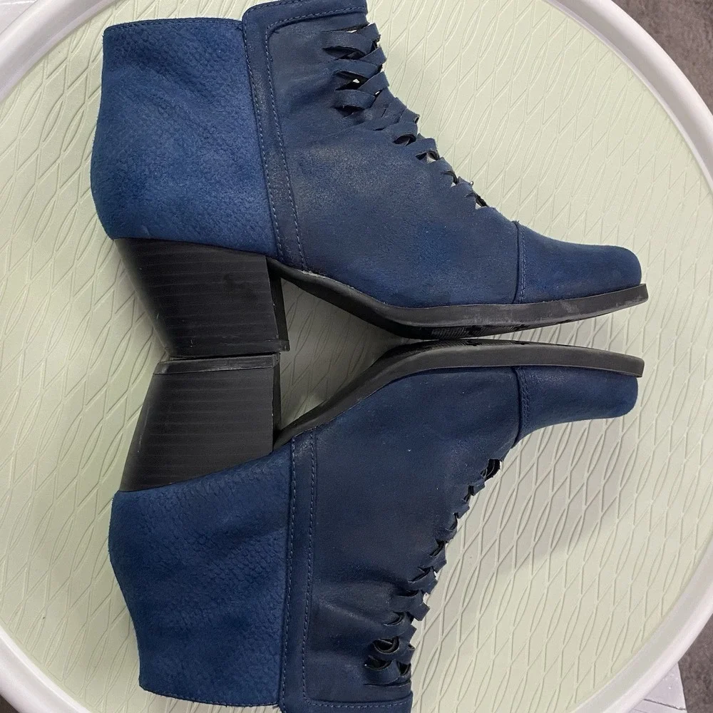 Yuu Booties, Ranser Zip On Women's 7M Navy Blue Leather Chunk‎ Heel  Design